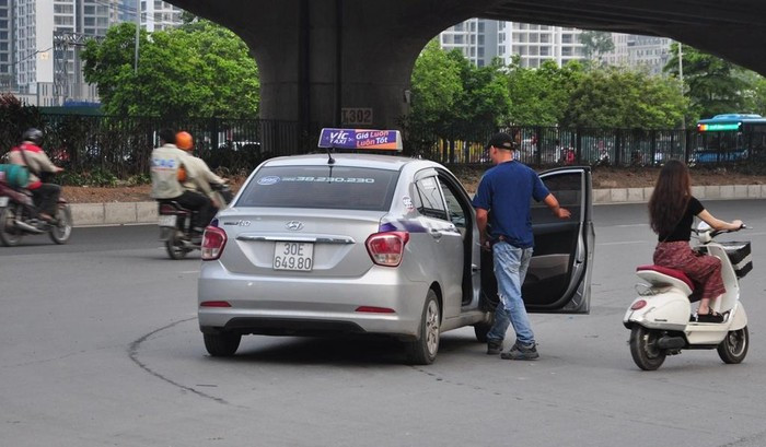 Bát nháo dừng đỗ, đón trả khách quanh bến xe Mỹ Đình ảnh 4 Bát nháo dừng đỗ, đón trả khách quanh bến xe Mỹ Đình ảnh 4