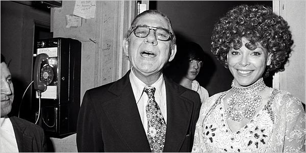 Wilbur Mills và vũ nữ thoát y Fanne Foxe Wilbur Mills và vũ nữ thoát y Fanne Foxe