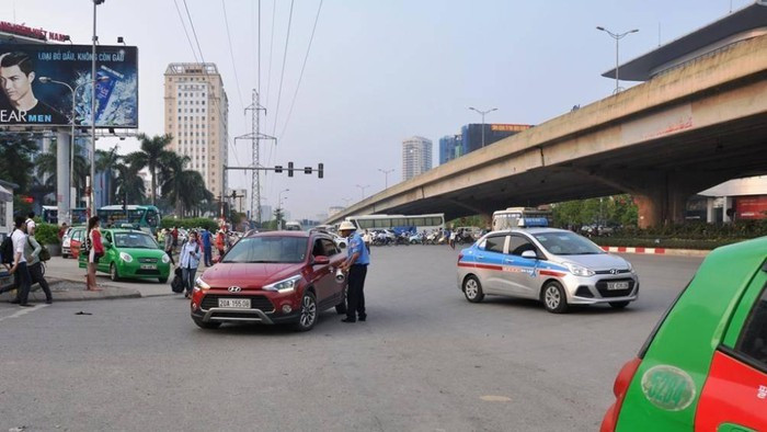 Bát nháo dừng đỗ, đón trả khách quanh bến xe Mỹ Đình ảnh 5 Bát nháo dừng đỗ, đón trả khách quanh bến xe Mỹ Đình ảnh 5
