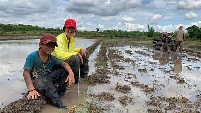 H"Hen Niê lội ruộng làm đồng khi về quê