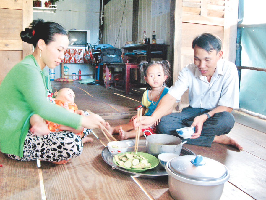 Mâm cơm giản dị của vợ chồng thầy giáo tại Ngọc Hiển – Cà Mau. Ảnh: Đức Trí Mâm cơm giản dị của vợ chồng thầy giáo tại Ngọc Hiển – Cà Mau. Ảnh: Đức Trí
