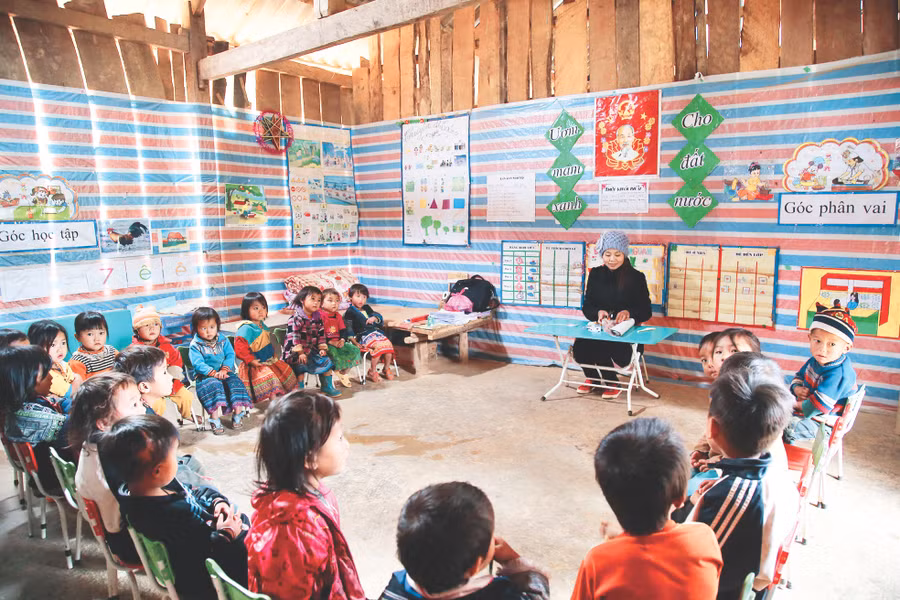Dạy học trong điều kiện cơ sở vật chất còn thiếu thốn. Ảnh: Đức Trí