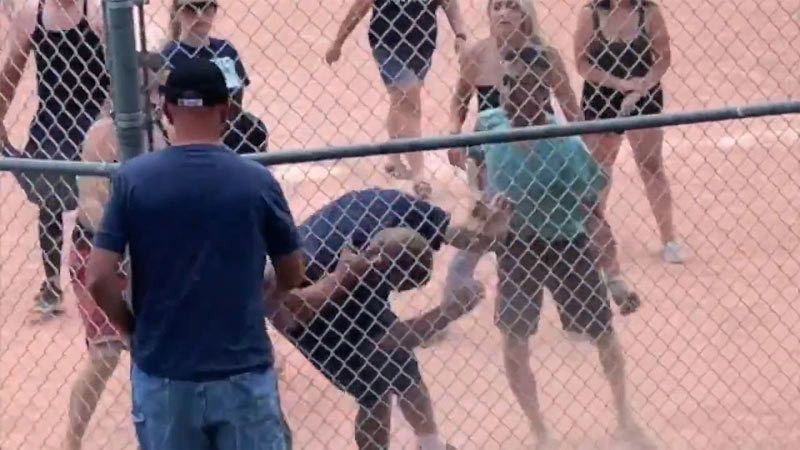 Ảnh chụp màn hình video Xem con đấu bóng, cha mẹ hỗn chiến tại sân