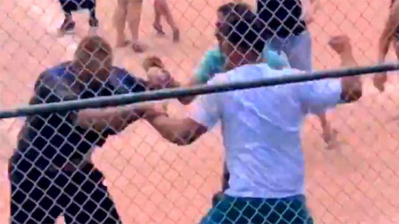 Ảnh chụp màn hình video Xem con đấu bóng, cha mẹ hỗn chiến tại sân