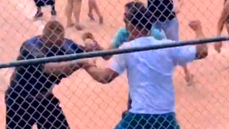 Xem con đấu bóng, cha mẹ hỗn chiến tại sân