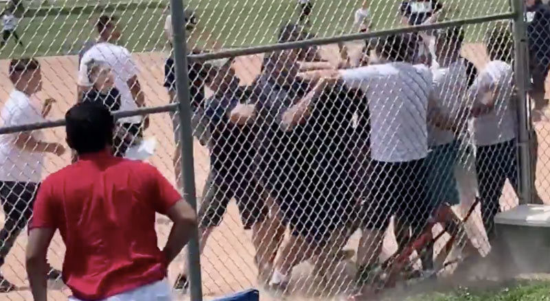 Ảnh chụp màn hình video Xem con đấu bóng, cha mẹ hỗn chiến tại sân