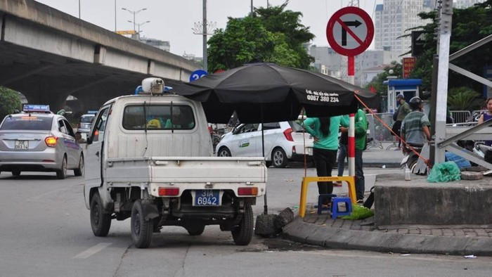 Bát nháo dừng đỗ, đón trả khách quanh bến xe Mỹ Đình ảnh 9 Bát nháo dừng đỗ, đón trả khách quanh bến xe Mỹ Đình ảnh 9