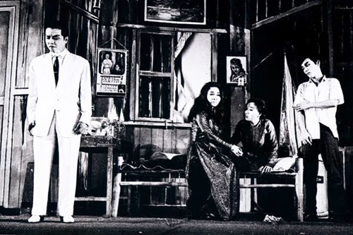 Ông bầu đoàn cải lương Dạ Lý Hương qua đời ảnh 2 Từ trái sang: danh ca Út Trà Ôn, Bạch Tuyết, Hồng Nga, Thanh Sang trong vở Tuyệt tình ca trên sân khấu Dạ Lý Hương.