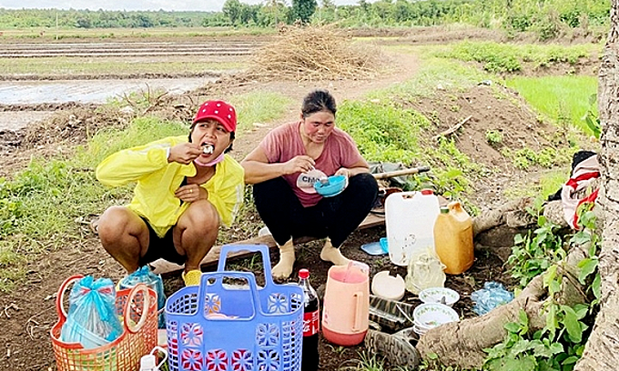 Cô thưởng thức bữa cơm một cách hạnh phúc nhất. Cô thưởng thức bữa cơm một cách hạnh phúc nhất.