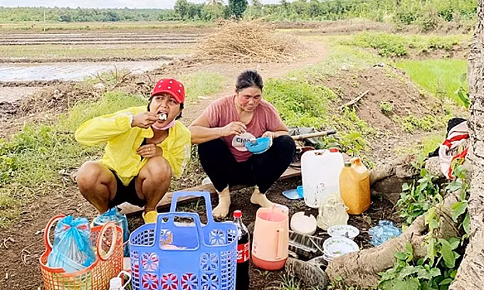 Cô thưởng thức bữa cơm một cách hạnh phúc nhất.