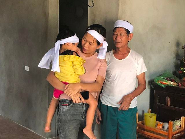 Hà Tĩnh: Bé gái 4 tuổi trong 6 tháng phải đội 3 vành khăn tang hình ảnh 3 ha tinh: be gai 4 tuoi trong 6 thang phai doi 3 vanh khan tang hinh anh 3