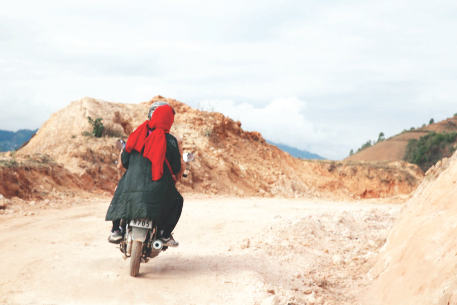 Di chuyển gặp nhiều khó khăn khi tác nghiệp vùng khó. Ảnh: Đức Trí Di chuyển gặp nhiều khó khăn khi tác nghiệp vùng khó. Ảnh: Đức Trí