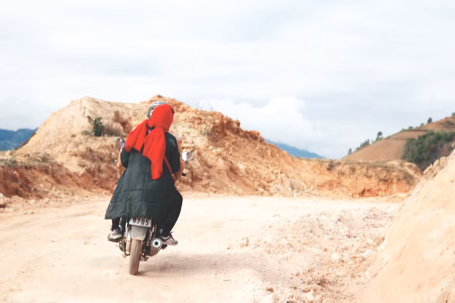 Di chuyển gặp nhiều khó khăn khi tác nghiệp vùng khó. Ảnh: Đức Trí