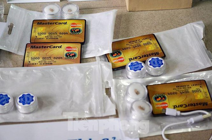 Bắt đường dây cung cấp tai nghe siêu nhỏ phục vụ gian lận thi cử ảnh 6 Bắt đường dây cung cấp tai nghe siêu nhỏ phục vụ gian lận thi cử ảnh 6