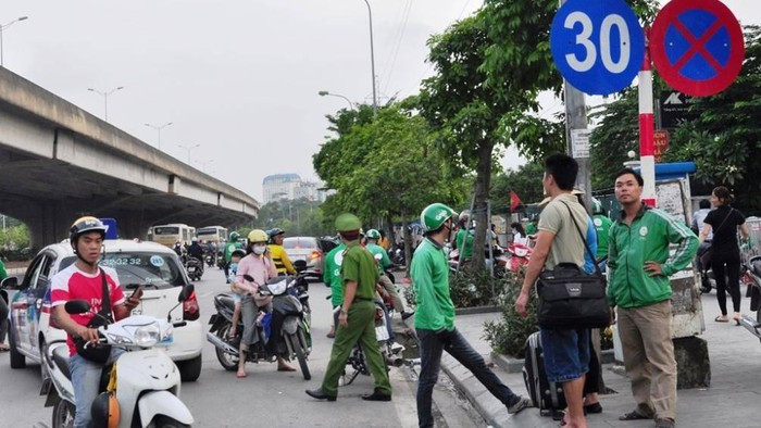 Bát nháo dừng đỗ, đón trả khách quanh bến xe Mỹ Đình ảnh 6 Bát nháo dừng đỗ, đón trả khách quanh bến xe Mỹ Đình ảnh 6