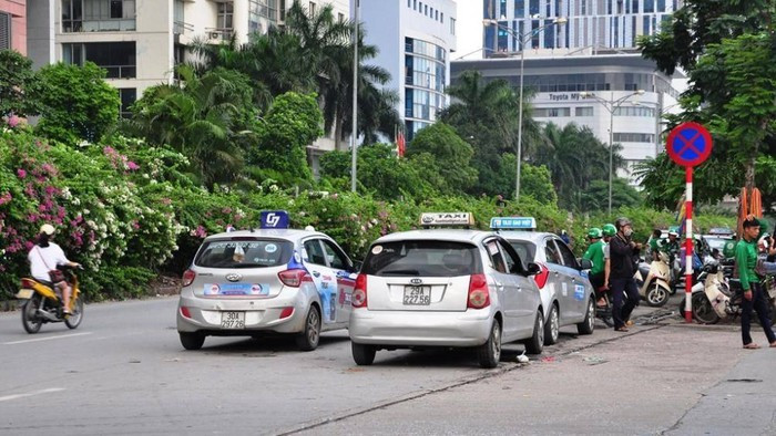 Bát nháo dừng đỗ, đón trả khách quanh bến xe Mỹ Đình ảnh 1 Bát nháo dừng đỗ, đón trả khách quanh bến xe Mỹ Đình ảnh 1