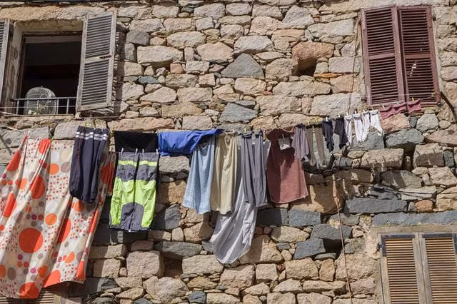 Sau li hôn, chồng già phải bồi thường 4 tỷ đồng tiền làm việc nhà cho vợ - 1