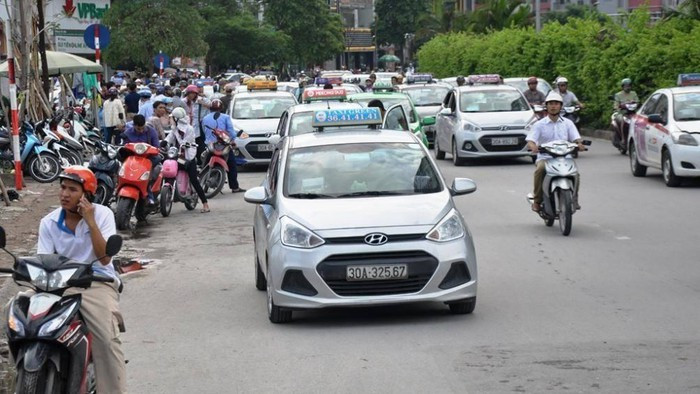 Bát nháo dừng đỗ, đón trả khách quanh bến xe Mỹ Đình ảnh 2 Bát nháo dừng đỗ, đón trả khách quanh bến xe Mỹ Đình ảnh 2