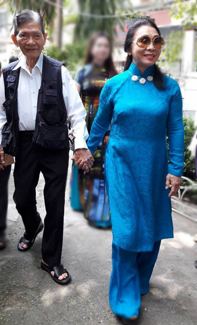 Ông bầu đoàn cải lương Dạ Lý Hương qua đời ảnh 1 Bạch Tuyết bên Bầu Xuân trong một lần thăm chùa Nghệ sĩ.