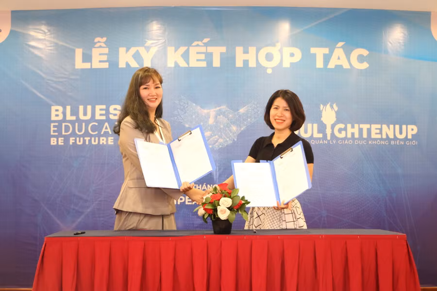 Bà Phan Thị Hồng Dung (phải) và bà Đinh Huyền Hương - Trưởng đại diện Tập đoàn Giáo dục BlueSky Education tại Việt Nam kí kết biên bản ghi nhớ hợp tác về giáo dục.