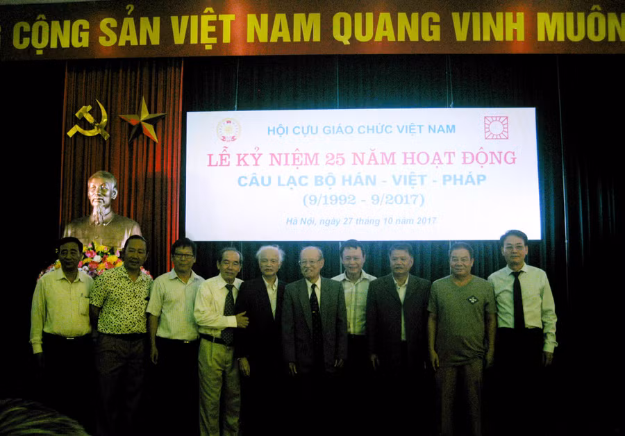 Các thành của viên câu lạc bộ thơ Hán – Việt – Pháp chụp ảnh lưu niệm tại lễ kỷ niệm