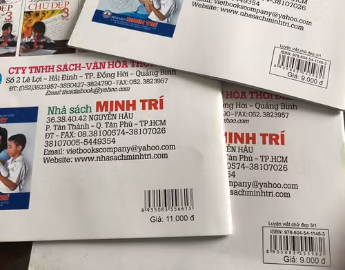 Cùng một cuón “Luyện viết chữ đẹp lớp 3 tập một” nhưng có giá bìa bán khác nhau.