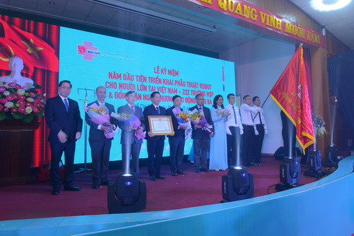 Bà Nguyễn Thị Thu – Phó Chủ tịch UBND TPHCM và PGS TS BS Nguyễn Tấn Bỉnh Giám đốc Sở Y Tế TPHCM trao Huân chương Lao động hạng Ba cho tập thể Ban Giám đốc BV Bình Dân TPHCM. Bà Nguyễn Thị Thu – Phó Chủ tịch UBND TPHCM và PGS TS BS Nguyễn Tấn Bỉnh Giám đốc Sở Y Tế TPHCM trao Huân chương Lao động hạng Ba cho tập thể Ban Giám đốc BV Bình Dân TPHCM.