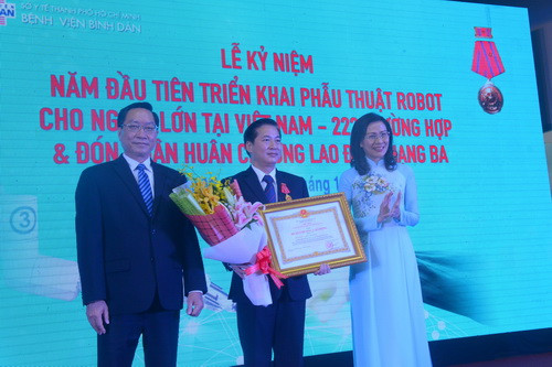 Bà Nguyễn Thị Thu – Phó Chủ tịch UBND TPHCM thừa ủy quyền của Chủ tịch nước trao Huân chương Lao động hạng Ba cho TS-BS Trần Vĩnh Hưng – Giám đốc BV Bình Dân TPHCM. Bà Nguyễn Thị Thu – Phó Chủ tịch UBND TPHCM thừa ủy quyền của Chủ tịch nước trao Huân chương Lao động hạng Ba cho TS-BS Trần Vĩnh Hưng – Giám đốc BV Bình Dân TPHCM.