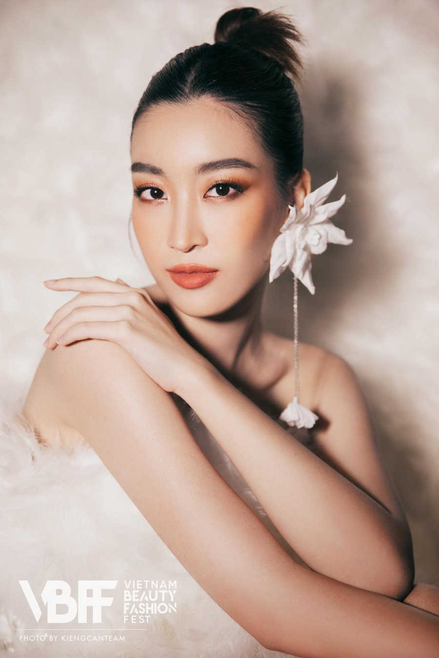 Đỗ Mỹ Linh được nhiều người yêu mến nhờ nhan sắc thanh thuần, trong sáng.