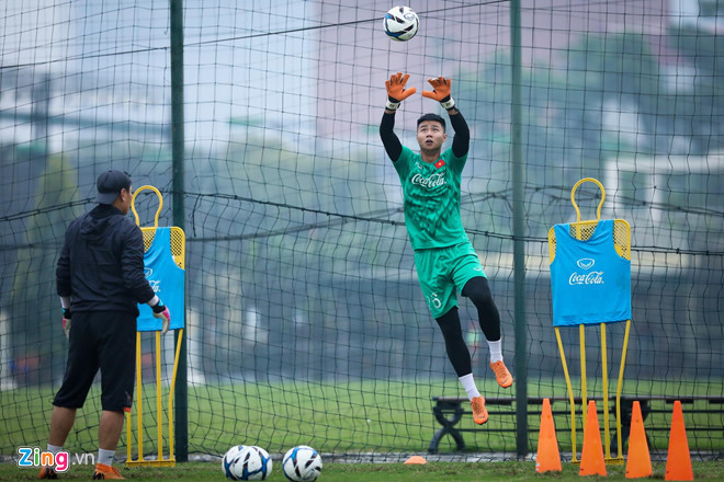 Trợ lý Nguyễn Đức Cảnh (trái) chính là người nâng bước cho giấc mơ của Văn Toản.