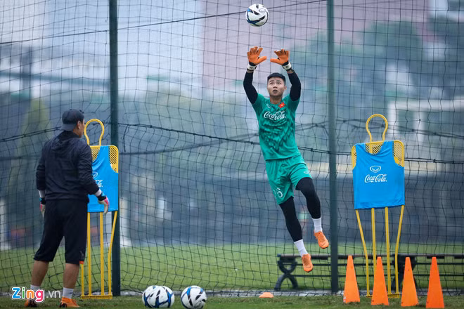 Trợ lý Nguyễn Đức Cảnh (trái) chính là người nâng bước cho giấc mơ của Văn Toản.