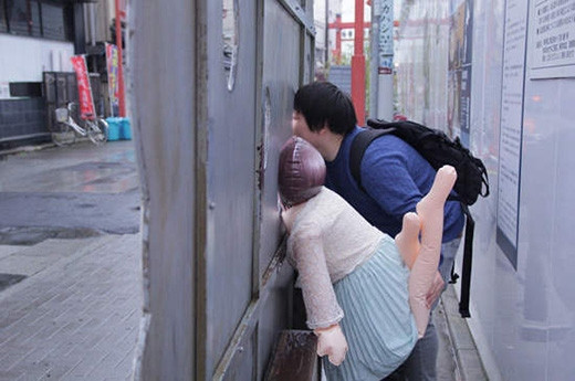 Mối tình đẹp và cái kết đắng giữa người với búp bê bơm hơi