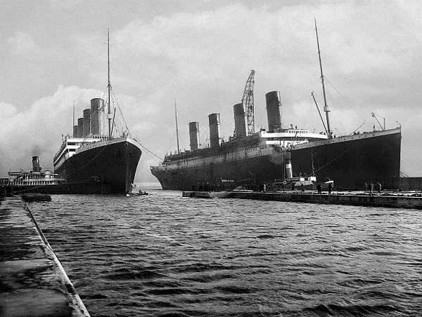 Sự trở về không thể lý giải sau 79 năm của thuyền trưởng tàu Titanic ảnh 4 Hai chiếc tàu sinh đôi Titanic (bên trái) và Olympic (bên phải)