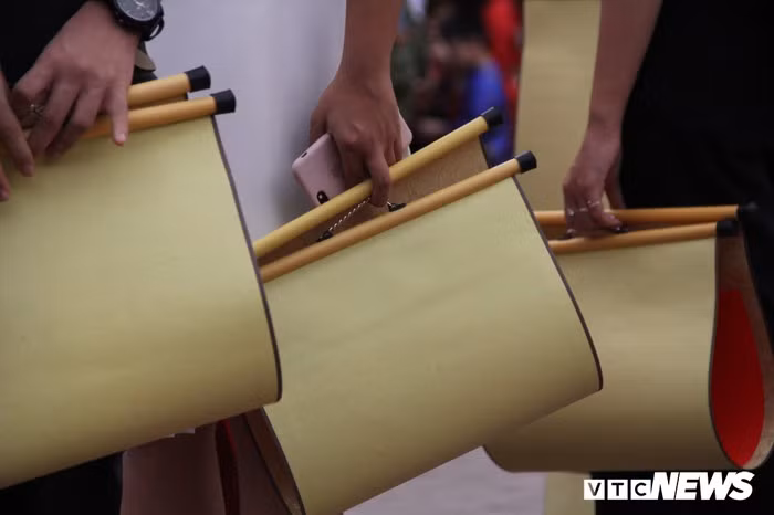 Hàng nghìn người đổ về Văn Miếu, xếp hàng dài xin chữ ngày đầu năm Kỷ Hợi ảnh 7