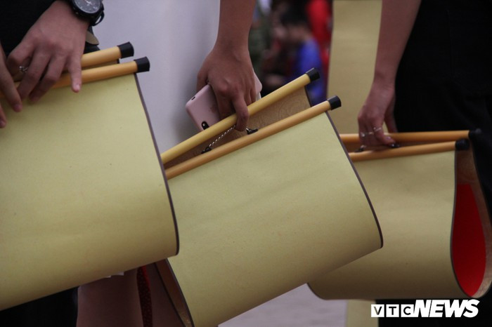 Hàng nghìn người đổ về Văn Miếu, xếp hàng dài xin chữ ngày đầu năm Kỷ Hợi ảnh 7 Hàng nghìn người đổ về Văn Miếu, xếp hàng dài xin chữ ngày đầu năm Kỷ Hợi ảnh 7