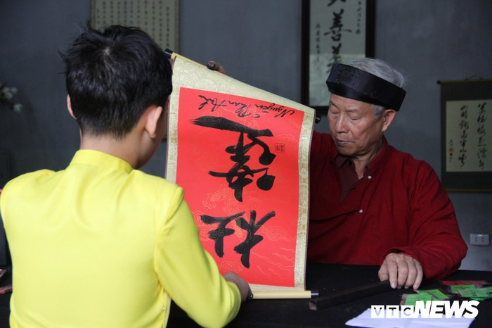 Hàng nghìn người đổ về Văn Miếu, xếp hàng dài xin chữ ngày đầu năm Kỷ Hợi ảnh 10 Hàng nghìn người đổ về Văn Miếu, xếp hàng dài xin chữ ngày đầu năm Kỷ Hợi ảnh 10