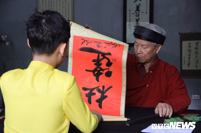 Hàng nghìn người đổ về Văn Miếu, xếp hàng dài xin chữ ngày đầu năm Kỷ Hợi ảnh 10