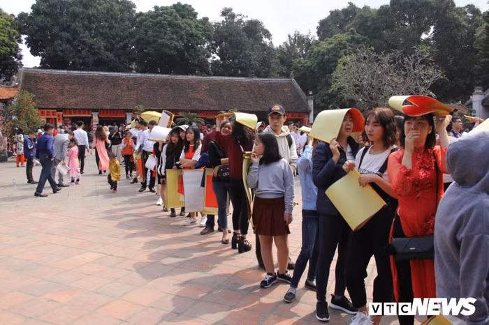 Hàng nghìn người đổ về Văn Miếu, xếp hàng dài xin chữ ngày đầu năm Kỷ Hợi ảnh 13