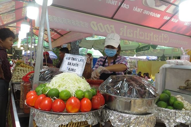 Hàng quán TP.HCM đông nghịt khách ngày mùng 1 Tết, giá tăng 15% ảnh 6 Hàng quán TPHCM đông nghịt khách ngày mùng 1 Tết, giá tăng 15% - ảnh 5