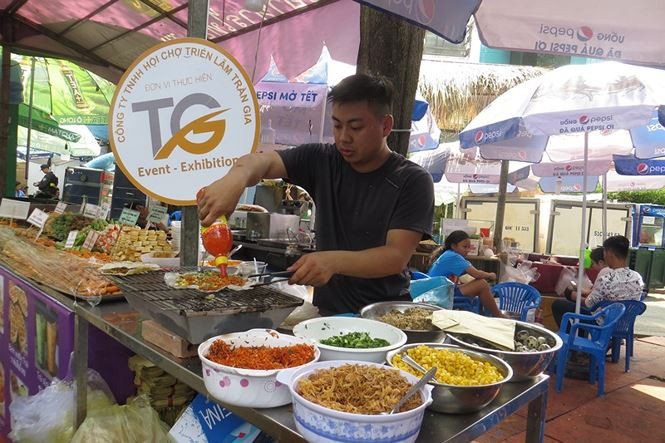 Hàng quán TP.HCM đông nghịt khách ngày mùng 1 Tết, giá tăng 15% ảnh 7 Hàng quán TPHCM đông nghịt khách ngày mùng 1 Tết, giá tăng 15% - ảnh 6