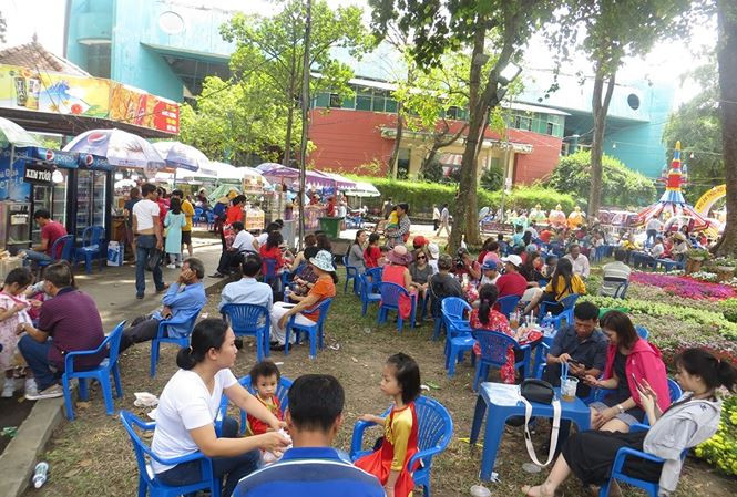 Hàng quán TPHCM đông nghịt khách ngày mùng 1 Tết, giá tăng 15% Hàng ăn ở các điểm vui chơi luôn chật kín khách