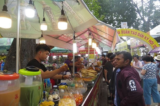 Hàng quán TP.HCM đông nghịt khách ngày mùng 1 Tết, giá tăng 15% ảnh 5 Hàng quán TPHCM đông nghịt khách ngày mùng 1 Tết, giá tăng 15% - ảnh 4