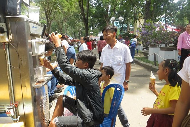 Hàng quán TP.HCM đông nghịt khách ngày mùng 1 Tết, giá tăng 15% ảnh 8 Hàng quán TPHCM đông nghịt khách ngày mùng 1 Tết, giá tăng 15% - ảnh 7