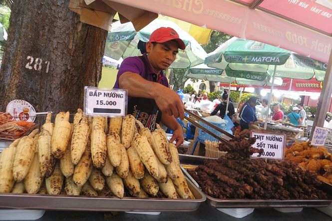 Hàng quán TP.HCM đông nghịt khách ngày mùng 1 Tết, giá tăng 15% ảnh 4 Hàng quán TPHCM đông nghịt khách ngày mùng 1 Tết, giá tăng 15% - ảnh 3