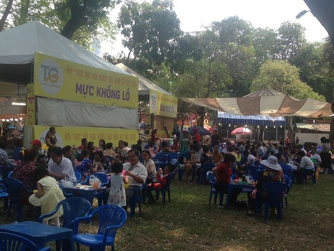 Hàng quán TP.HCM đông nghịt khách ngày mùng 1 Tết, giá tăng 15% ảnh 9 Hàng quán TPHCM đông nghịt khách ngày mùng 1 Tết, giá tăng 15% - ảnh 8