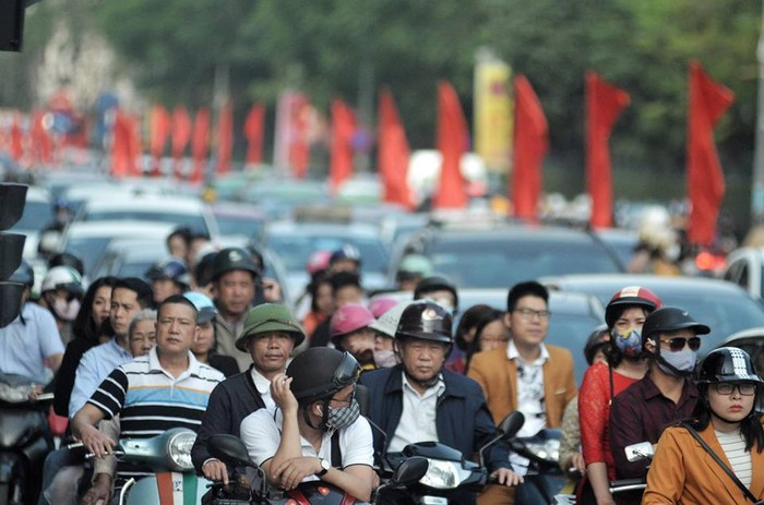 Đường phố Hà Nội tắc cứng, hỗn loạn chiều mùng 1 Tết ảnh 6 Đường phố Hà Nội tắc cứng, hỗn loạn chiều mùng 1 Tết ảnh 6