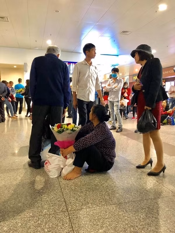  Ngày con đi xuất khẩu lao động về ăn tết, mẹ già tuy không có tiền sắm đồ mới, nhưng nhất định phải mua cho con bó hoa. Tình cảm của người mẹ dành cho con của mình khiến nhiều cư dân mạng xúc động.