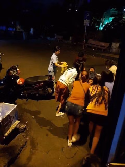  Chuyến xe buýt ấm lòng người Sài Gòn. Một cô gái mang bầu 7 tháng đi trên chuyến xe buýt số 65 bến xe An Sương bất ngờ có dấu hiệu chảy máu. Cô phụ xe và khách đã trợ giúp cô gái trẻ đến bệnh viên.