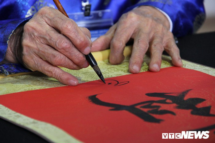 Hàng nghìn người đổ về Văn Miếu, xếp hàng dài xin chữ ngày đầu năm Kỷ Hợi ảnh 5 Hàng nghìn người đổ về Văn Miếu, xếp hàng dài xin chữ ngày đầu năm Kỷ Hợi ảnh 5