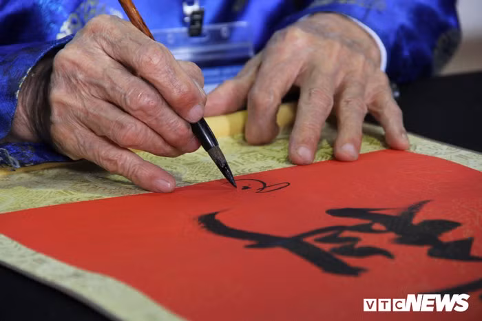 Hàng nghìn người đổ về Văn Miếu, xếp hàng dài xin chữ ngày đầu năm Kỷ Hợi ảnh 5